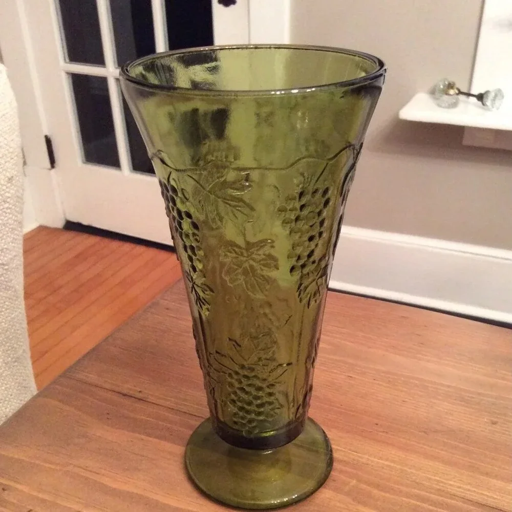 VINTAGE GREEN PRESSED GLASS VASE MADE BY INDIANA GLASS  7 3/4